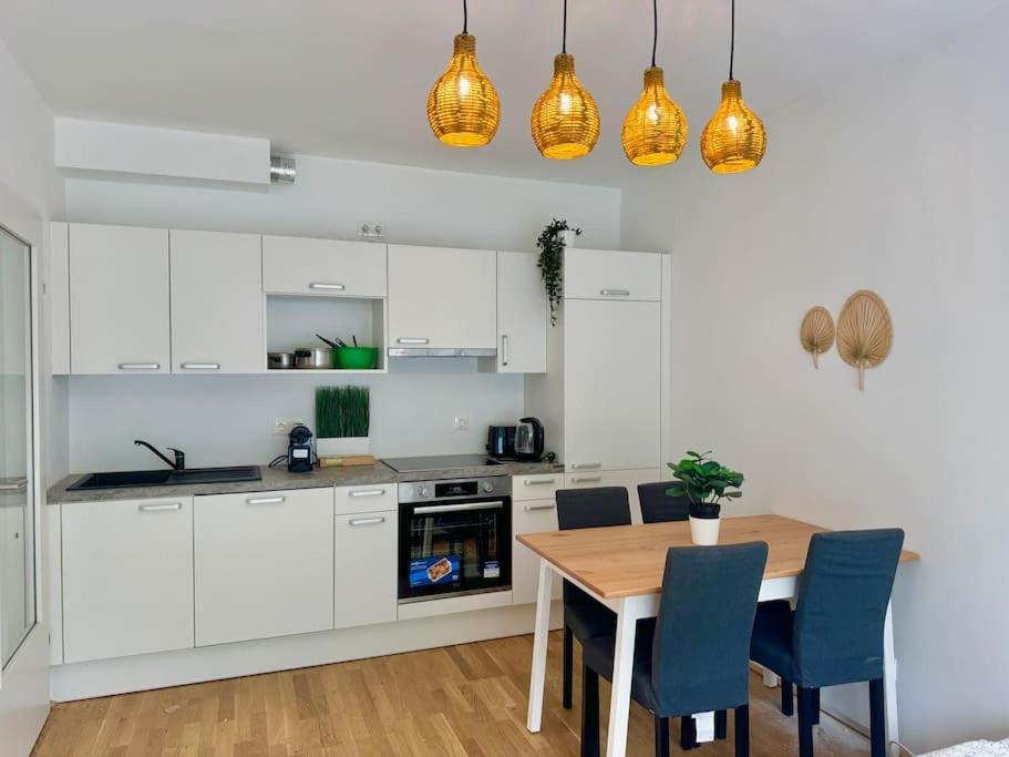 Rooftop Apartment With Balcony & Free Parking Відень Екстер'єр фото